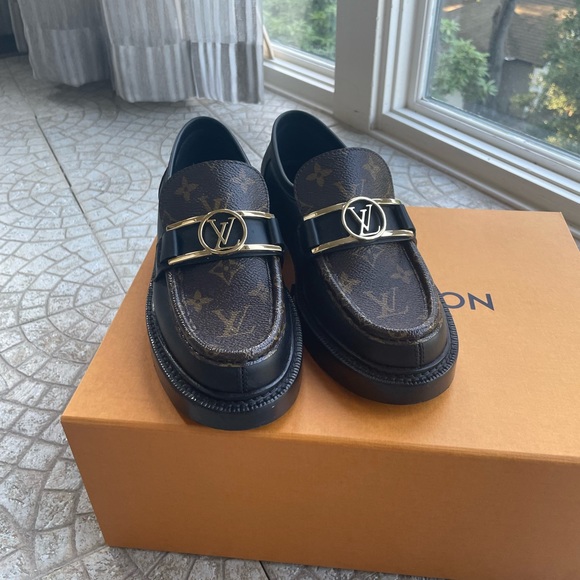 LOUIS VUITTON Academy Loafer - Picture 8 of 15
